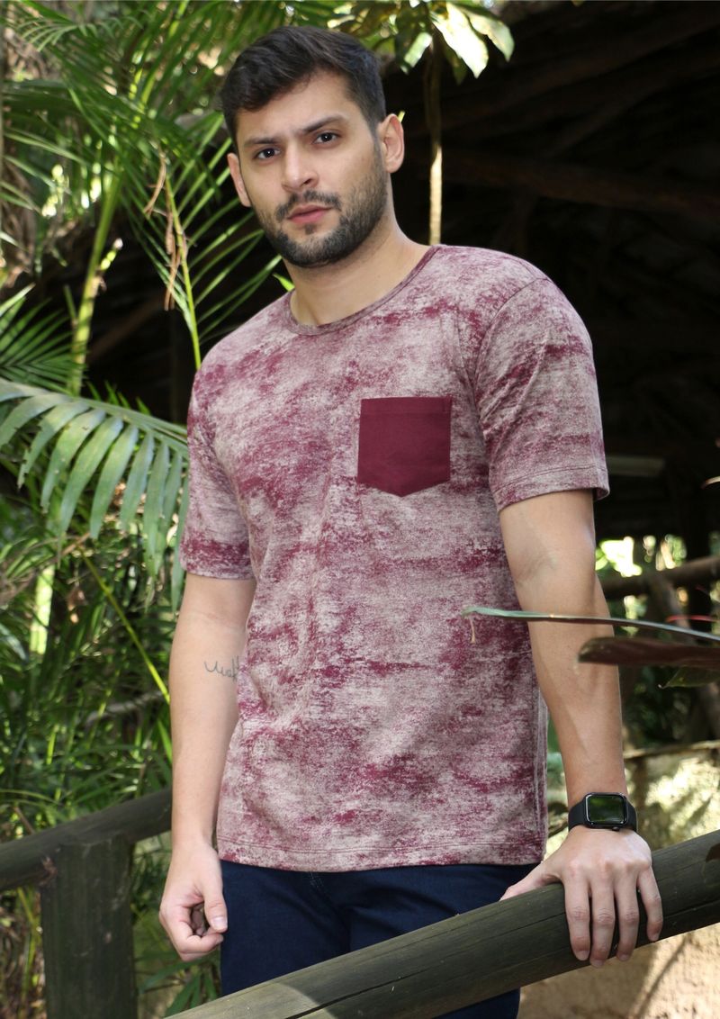 camiseta-estampada-masculina-pau-a-pique-8433-vinho-f