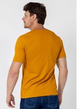 camiseta-basica-masculina-mostarda-com-botoes-pauapique-2808-v